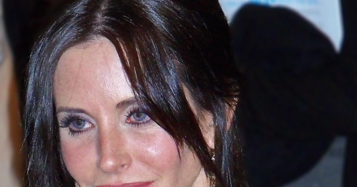 Courteney Cox at PaleyFest red carpet