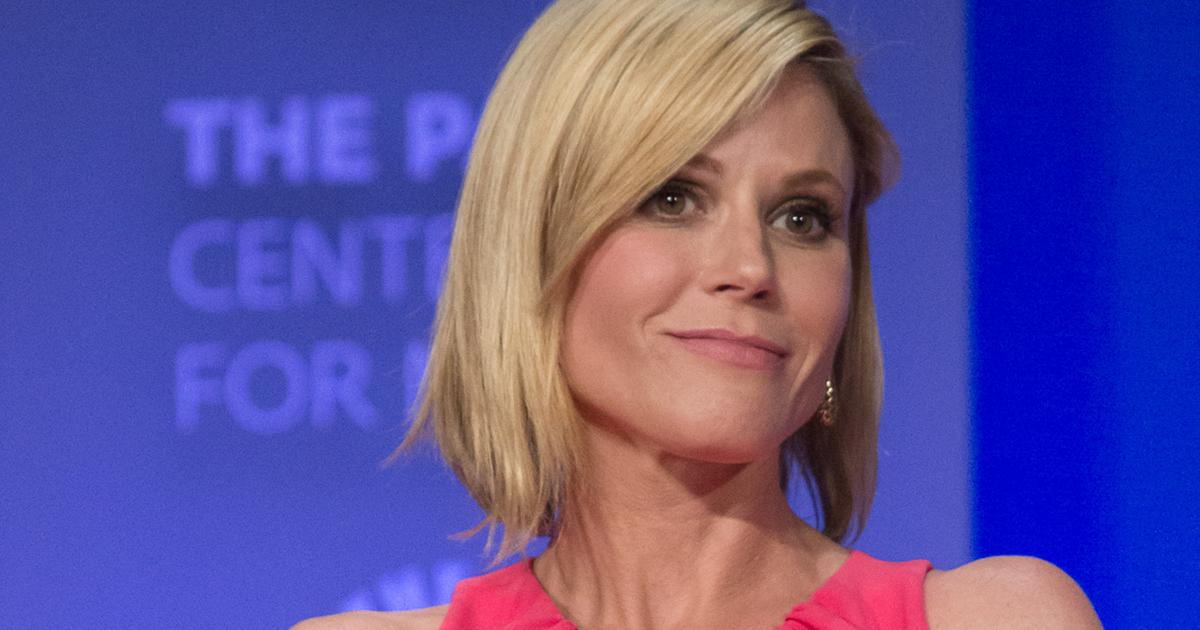 Julie Bowen smiling on red carpet