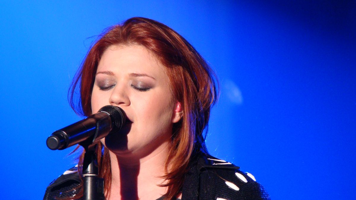 Kelly Clarkson portrait and relationship reporting