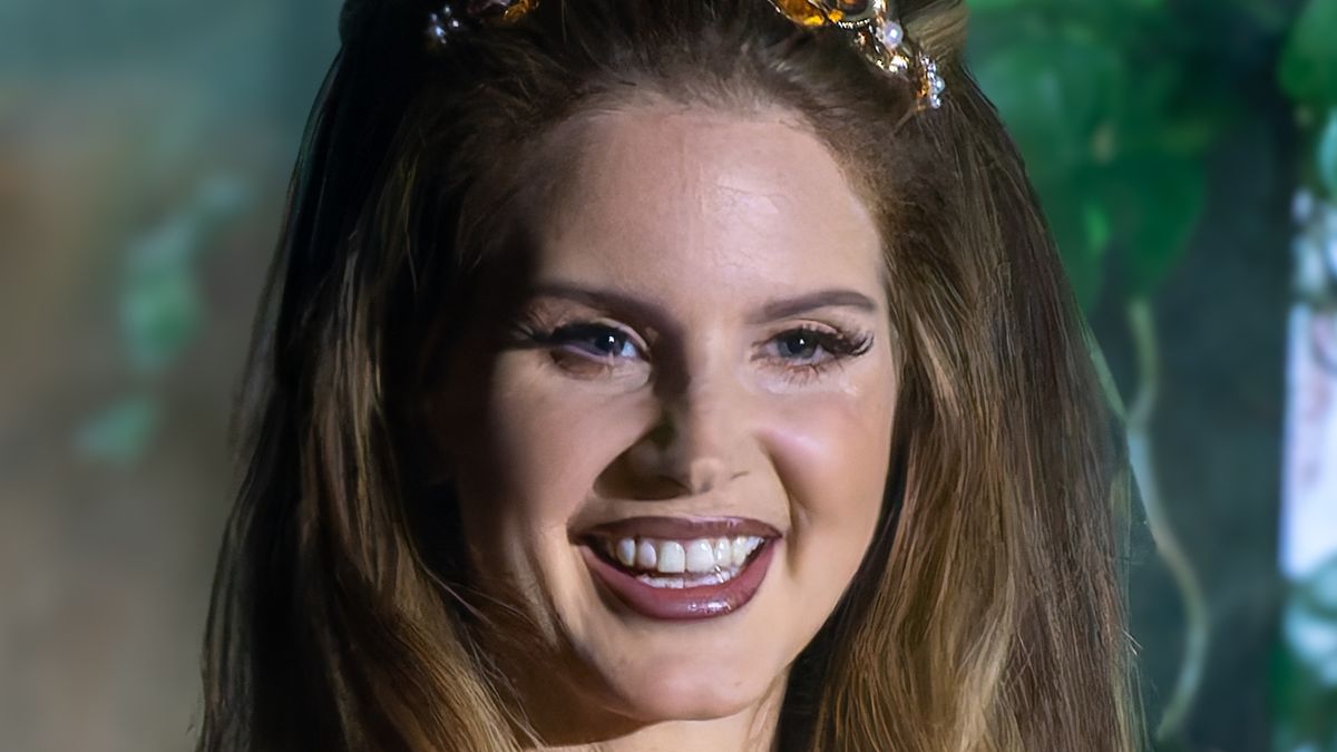 Lana Del portrait and relationship reporting