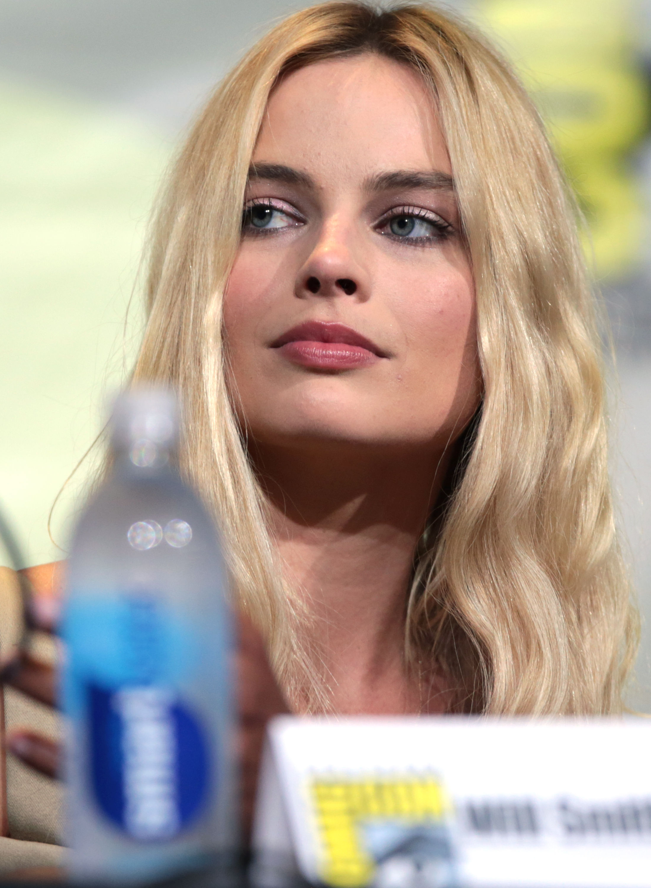Margot Robbie smiling at film premiere