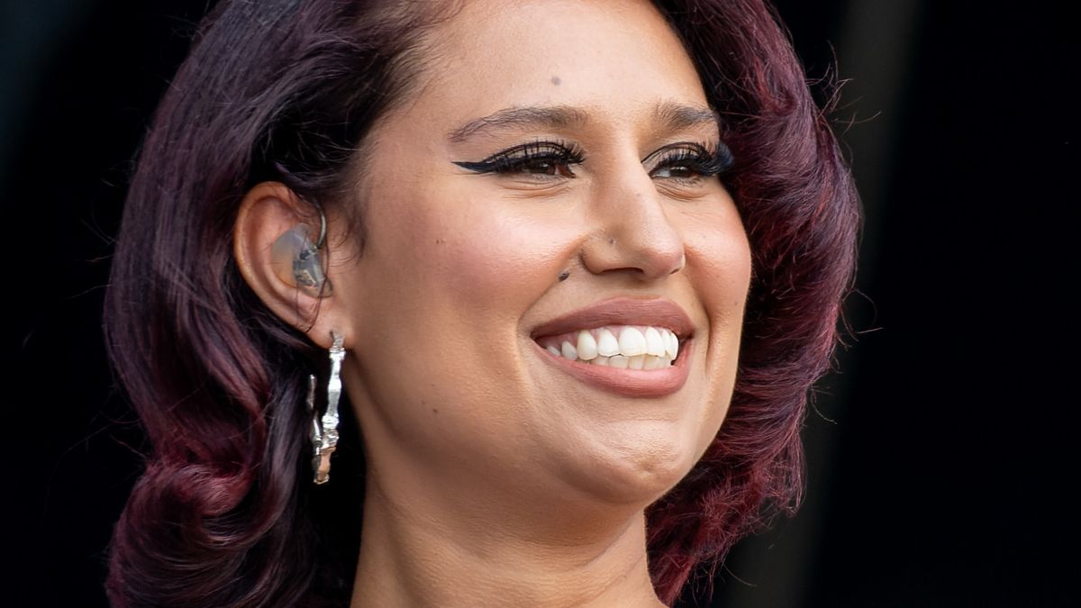Singer Raye portrait and relationship reporting